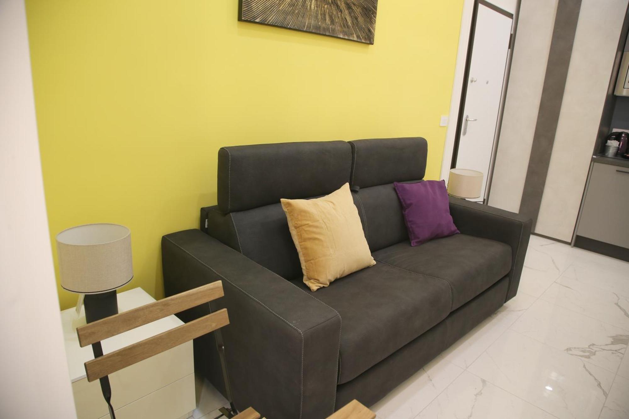 Emma And Livia's Vatican 2 Appartement *
